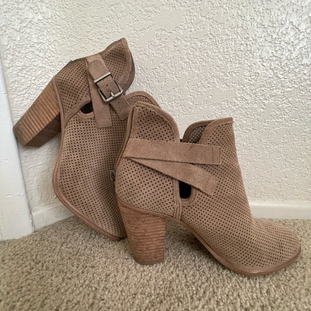 Vince Camuto booties, sz 9
